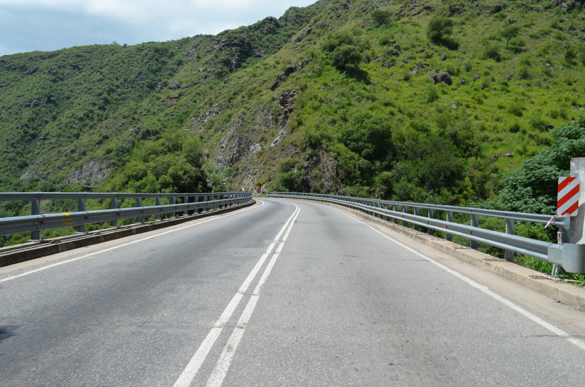 The E-55 Road links Cordoba City with she suburbs of Sierras Chicas and Punilla Valley, passing through San Roque Dam