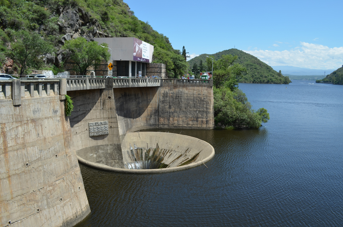 The funnel-shaped dump San Roque dam