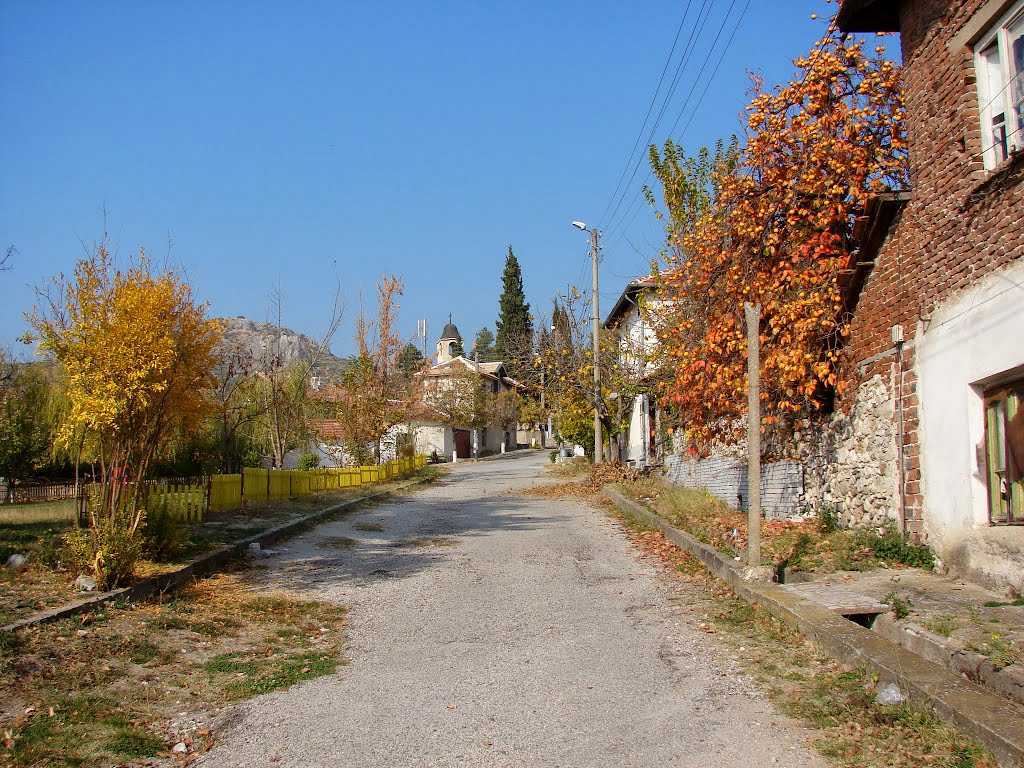 A nice street of the Ilindentsi town in autumn