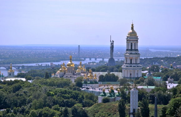 Kyiv: we visit the Podil District, Dnieper River and many interesting places
