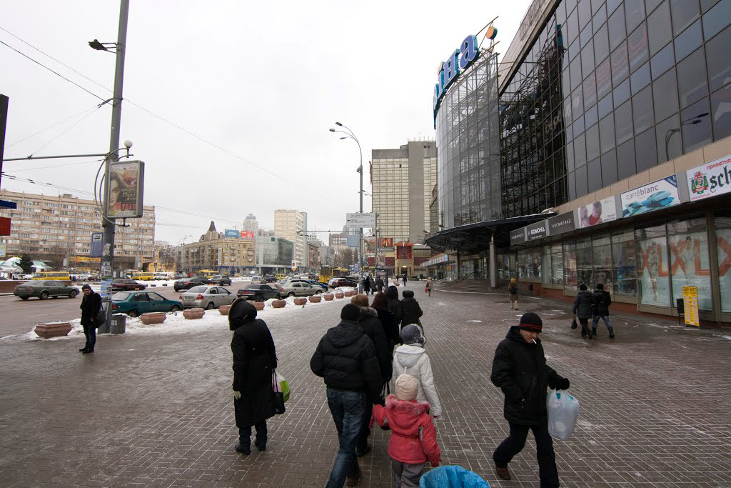 Tarasa Shevchanka Boulevard in winter, entrance of Ukraina Mall