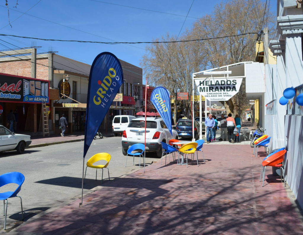 Restaurants and sotres in main avenue Cafayate